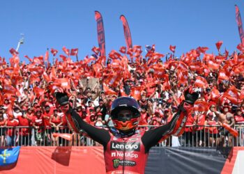 PELUMBA Ducati, Marc Marquez meraikan kemenangan bersama penyokong selepas perlumbaan MotoGP pada Grand Prix Aragon di Litar MotorLand, Alcaniz, Sepanyol, semalam. - AFP