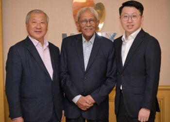 PENGASAS dan Timbalan Pengerusi Eksekutif Kumpulan, Matrix Concepts Holdings Berhad, Datuk Seri Lee Tian Hock (kiri sekali), Datuk Mohamad Haslah Mohamad Amin (tengah) serta Pengarah Urusan Kumpulan Matrix Concepts Holdings Berhad, Kelvin Lee Chin Chuan (tiga dari kiri).