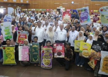 WAN Rosdy Wan ismail (tengah)  bersama usahawan sempena Majlis Penyerahan Geran Usahawan Makmur dan Penyerahan Hasil Transformasi Produk Usahawan di bawah SIRIM Technoprenuer Enterprise Program (STEP) Tahun 2026 di Dewan Jubli Perak Sultan Haji Ahmad Shah, Majlis Perbandaran Bentong, Pahang.