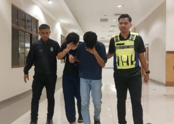 ANGGOTA polis membawa dua tertuduh yang mengaku salah melakukan memalsukan sijil cuti sakit (MC) di Mahkamah Kuantan di Kuantan, Pahang.