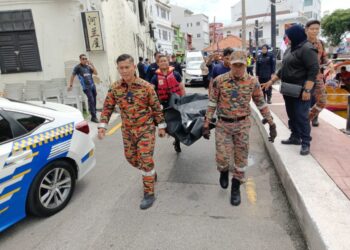 Anggota Bomba mengusung mayat seorang lelaki warga emas yang ditemukan lemas di Sungai Melaka berhampiran Hotel Casa del Rio, hari ini. - FOTO IHSAN JBPM.