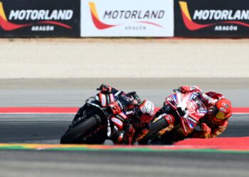 Pelumba Ducati, Marc Marquez (kanan) bersaing sengit dengan Marco Bezzecchi dalam MotoGP Aragon, semalam. - AFP