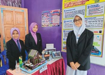 FATHEENA Az-Zainab Azlan (kanan) bersama Zara Farzana (tengah) dan Nuramira Nadia Zamzan mencipta projek Smart Flood Monitoring and Alert System 2.0 berfungsi memantau paras air serta memberi amaran awal banjir menggunakan teknologi IoT dan kecerdasan buatan (AI). – UTUSAN/NASRAWATI SYARIFUDDIN