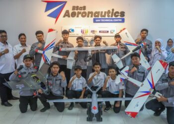 Guru dan pelajar Kelab Aeronautik SMK Bukit Sawa bergambar bersama-sama pesawat tanpa pemandu (AUV) semasa program Terengganu Inc, SMK Bukit Sawa Pameran Nasional Aeroangkasa, Teknologi dan Bakat di Sekolah Menengah Kebangsaan Bukit Sawa  Marang baru-baru ini. – UTUSAN/PUQTRA HAIRRY