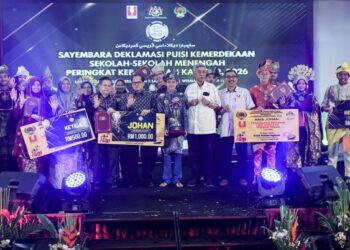 DR. Mohd. Azam Ahmad (10 dari kiri) bersama tetamu kehormat dan barisan peserta selepas menyampaikan hadiah kepada peserta Sayembara Deklamasi Puisi Kemerdekaan Sekolah-sekolah Menengah Peringkat Kebangsaan Kali ke-2 2026 di  ibu negara baru-baru ini. – UTUSAN/AMIR KHALID