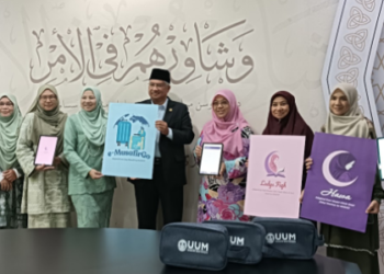 Mohd. Yusnaidi Md. Sabri, menerima tiga aplikasi berasaskan kandungan ilmu Islam yang dibangunkan melalui adaptasi karya terbitan MADAD, iaitu e-Musafir Go, Ladys Fiqh dan Hawa.