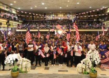 Wraga Politekmnik Ungku Omar mengibarkan Jalur Gemilang sempena  peluncuran Bulan Kebangsaan @PUO 2026 kampus Politeknik Ungku Omar di Ipoh baru-baru ini.