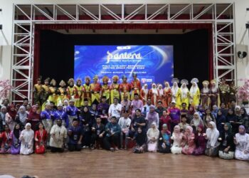barisan peserta,  juri dan  penganjur merakamkan gambar  selepas persembahan Pantera: Temasya Pantun Bitara Piala Yang Amat Berhormat Menteri Besar Perak 2026 yang diadakan di Universiti Pendidikan Sultan Idris (UPSI), baru-baru ini.