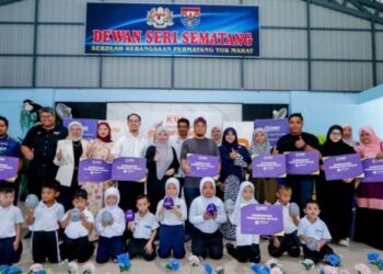 Norliza Abdul Rahim (enam dari kiri) bergambar bersama penerima sumbangan Akaun Simpanan SSPN Prime di Sekolah Kebangsaan Permatang Tok Mahat, Nibong Tebal, Pulau Pinang sempena Siri Jelajah Anugerah Kreatif Aspirasi Reka (AKAR) 2026 baru-baru ini.