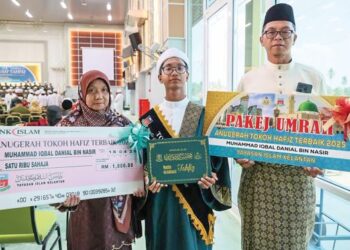 MUHAMMAD Iqbal Danial Nasir (tengah) berkongsi kegembiraan bersama ibu dan bapanya semasa semasa Majlis Graduasi Tahfiz Yayasan Islam Kelantan Kali Ke-16 Tahun 2025 di Tunjong, Kota Bharu, Kelantan. – UTUSAN/KAMARUL BISMI KAMARUZAMAN