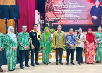 LORENICA Frenila Masundim (tiga daripada kanan) dan Dr. Hazami Jahari (empat kanan) bergambar   bersama tetamu kehormat (dari kiri) Asrar Ab. Latif,  Noor Ainna  Abd Hamid, Dr.Zaidi Ismail Fadli  Hijaz, Jennitah Noordin,  Dr. Safiee Ahmad,  Elmir Hilmi Julianah Kuli, Ezura As’ad Azam selepas pelancaran program Pertandingan Bitara Jawi 2026 di Kota Kinabalu baru-baru ini.