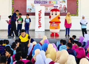 Murid-murid Sekolah Kebangsaan Kubang Kerian 1 gembira mendapat hadiah setelah menyertai program.