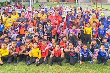 Semua peserta dari SK Mantera bersiap sedia dengan penuh semangat untuk memulakan acara Fun Walk Bulan Kebangsaan.
