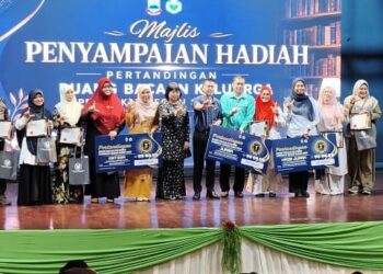 BARISAN pemenang  pertandingan Ruang Bacaan Keluarga anjuran Perpustakaan Negeri Sabah bergambar selepas majlis penyampaian hadiah yang diadakan di Tawau, baru-baru ini.