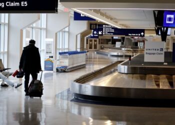 PENUMPANG berjalan melalui Terminal E di Lapangan Terbang Antarabangsa Dallas Fort Worth  - AFP