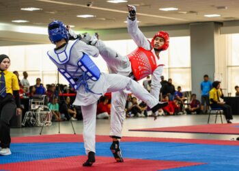 Atlet Universiti Tun Hussein Onn Malaysia (UTHM), Muhammad Nasruddin Azrin (kanan) ketika menentang atlet Universiti Malaya, Koh Hong Sern dalam aksi final taekwondo lelaki kategori 74kg hingga 80kg sempena Sukan Institusi Pengajian Tinggi (SUKIPT) 2026 di Dewan Peperiksaan Universiti Malaya di sini, hari ini.-UTUSAN/ISKANDAR ISHAK