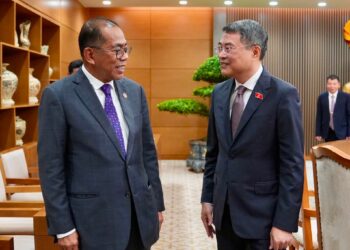 MOHAMED Khaled Nordin sewaktu mengadakan pertemuan dengan Perdana Menteri Vietnam, TYT Lê Minh Hưng, sempena lawatan rasmi beliau ke Vietnam berhubung dengan Pembaharuan Memorandum Persefahaman (MoU) mengenai kerjasama pertahanan pada Disember 2023.