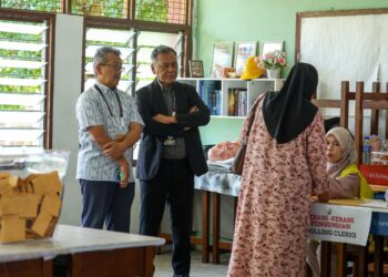 RAMLAN Harun (tengah) ketika meninjau proses pengundian sempena PRN Negeri Sembilan di SMA Dato' Klana Petra Maamor, Ampangan, Seremban hari ini. - UTUSAN/ISKANDAR ISHAK