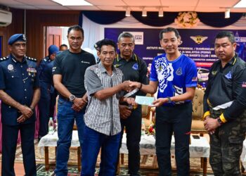 MOHD. Khairi Khairudin (dua dari kanan) menyampaikan sumbangan kebajikan kepada keluarga anggota polis sempena Program Konvoi Amal PDRM bersama Kelab Superbike Ipoh (KSI) sempena sambutan Ambang Hari Kebangsaan ke-69 di Ibu pejabat Polis Kontinjen (IPK) Terengganu, Kuala Terengganu. - UTUSAN/PUQTRA HAIRRY