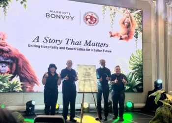 GEORGE Varughese (dua dari kanan) bersama  Abdul Latif Mohamad (dua dari kiri) pada majlis pelancaran kerjasama strategik untuk konservasi antara Marriott Bonvoy dan BMOUIF di Kuala Lumpur, hari ini.