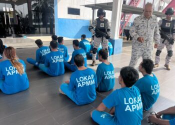KAMAL Mohamad (depan) menyoal siasat sebahagian pendatang asing tanpa izin (PATI) yang ditahan di Ibu Pejabat Maritim Malaysia Negeri Kelantan di Tok Bali, Pasir Puteh, Kelantan.