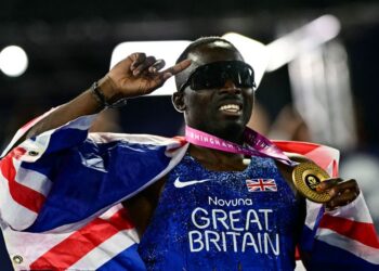 Romell Glave meraikan kejayannya menjuarai acara pecut 100 meter Kejohanan Olahraga Eropah di Birmingham, hari ini. - AFP