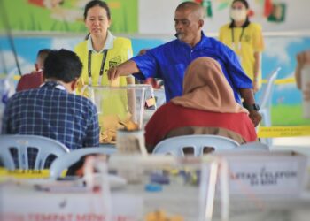 SUASANA pengundian sempena PRN Negeri Sembilan di Pusat Pengundian SJKC Chung Hua, Rantau semalam. - UTUSAN/MOHD. SHAHJEHAN MAAMIN