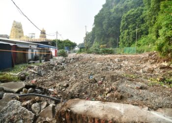 TINJAUAN di lokasi Kuil Veeramakaliamman yang diambil tindakan perobohan selaras dengan peruntukan di bawah Seksyen 425 Kanun Tanah Negara (Akta 828) di Bukit Lagi, Kangar, Perlis baru-baru ini.-UTUSAN/IZLIZAN OTHMAN
