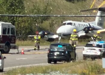 SEBUAH pesawat ringan melanggar sebuah kenderaan di barat Kanada. - CKPG/Global News