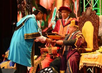 TUANKU Syed Sirajuddin Jamalullail menyampaikan sijil kepada graduan sempena Istiadat Konvokesyen Politeknik dan Kolej Komuniti Zon Utara 2026 di Dewan Harumanis, Politeknik Tuanku Syed Sirajuddin (PTSS), Arau, Perlis semalam.