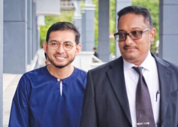 ABDULLAH Abdol Razak hadir ke Mahkamah Sesyen Seremban semalam bagi berdepan pertuduhan pecah amanah wang NGO dan pengubahan wang haram. – UTUSAN/MOHD. SHAHJEHAN MAAMIN
