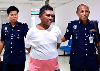 ZAWAWI Zahid (tengah) diiringi anggota polis di Mahkamah Majistret Kuala Terengganu. - UTUSAN/PUQTRA HAIRRY