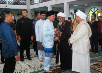 Anwar Ibrahim bersalaman dengan orang ramai sejurus tiba di perkarangan di Masjid Ar-Rasyidin untuk menunaikan solat Jumaat baru-baru ini. UTUSAN/AMRAN MULUP