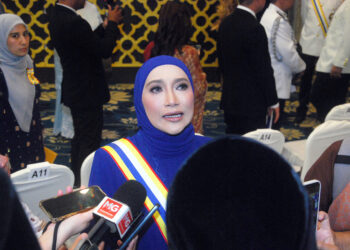 Ziana Zain ketika ditemui pemberita selepas Istiadat Penganugerahan Darjah, Bintang dan Pingat Kebesaran Negeri Melaka 2026 sempena Sambutan Hari Jadi Ke-77 Yang di-Pertua Negeri Melaka di Balai Istiadat Seri Negeri, Ayer Keroh, hari ini. UTUSAN/AMRAN MULUP