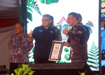 NGA Kor Ming menunjukkan isyarat bagus selepas menerima sijil MBOR sempena HLN 2026 di Stadium Hang Jebat, Krubong, Melaka kelmarin. - MINGGUAN/AMRAN MULUP