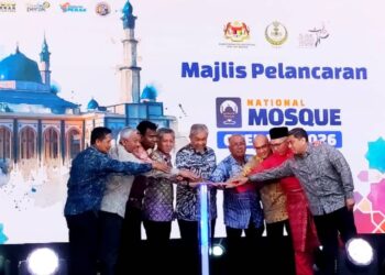 AHMAD Zahid Hamidi (tengah) menyampaikan sijil penghargaan kepada pempengaruh pada program Hari Terbuka Masjid Kebangsaan 2026 di Dewan Dato’ Lope Hashim, Bagan Datuk, semalam.