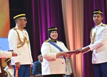 RUBIAH Wan menyampaikan sijil pentauliahan kepada seorang mahasiswa pada Majlis Istiadat Pentauliahan Kor SISPA Peringkat Kebangsaan Ke-17 Tahun 2026, di Universiti Pendidikan Sultan Idris (UPSI) Tanjung Malim, Perak, hari ini. - UTUSAN/FADZIL ZAINOL