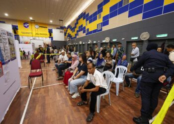 KEADAAN proses pengundian sempena Pilihan Raya Negeri (PRN) Negeri Sembilan di Institut Perguruan Raja Melewar, Sikamat, Seremban hari ini. - UTUSAN/ ISKANDAR ISHAK