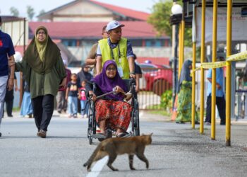 SUASANA proses pengundian sempena PRN Negeri Sembilan di Pusat Mengundi SMA Dato' Klana Petra Maamor, Ampangan, Seremban hari ini. - UTUSAN/ISKANDAR ISHAK