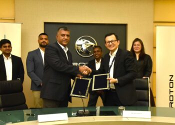 EDMUND Lim (kanan) bertukar Dokumen Perjanjian Pengedaran dengan Pengerusi dan Pengarah Urusan David Pieris Holdings Private Ltd., Rohana Dissanayake (kiri) bagi memulakan penjualan runcit model-model Proton e.MAS di Sri Lanka.
