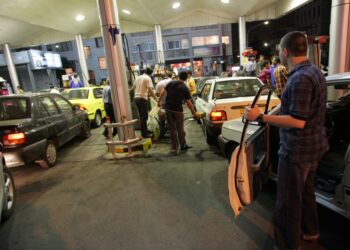 RAMAI rakyat Iran mengisi petrol di stesen minyak di Teheran. - AFP
