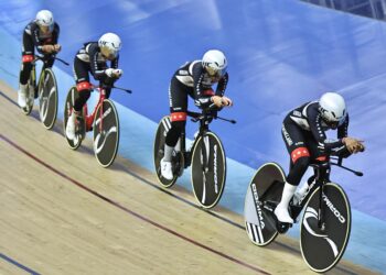 Atlet berbasikal wanita dari pasukan Terengganu meraih pingat emas dalam acara Pursuit Wanita Akhir pada temasya Sukan Malaysia (SUKMA) 2026 di Velodrom Nasional, Nilai di sini hari ini. - UTUSAN/AMIR KHALID