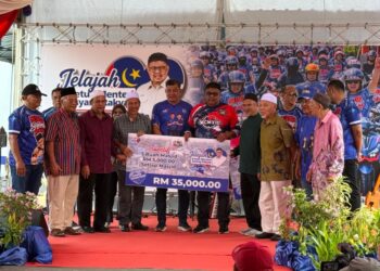 AB. Rauf Yusoh menyampaikan isentif tujuh buah masjid berjumlah RM35,000 sempena Jelajah Ketua Menteri Sayang Rakyat di DUN Telok Mas hari ini. - UTUSAN/AMRAN MULUP