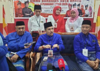 ASYRAF Wajdi Dusuki (tengah) semasa sidang media selepas merasmikan Perhimpunan Agung UMNO Bahagian Kota Bharu, Kelantan. - UTUSAN/MUSTAQIM MOHAMED
