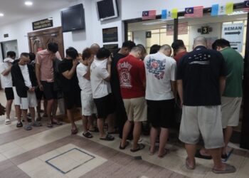 20 lelaki warga China direman di Mahkamah Majistret George Town, Pulau Pinang selama empat hari bagi membantu siasatan berhubung kegiatan sindiket penipuan love scam yang dipercayai menyasarkan mangsa dari negara tersebut.-UTUSAN/DANIAL SAAD