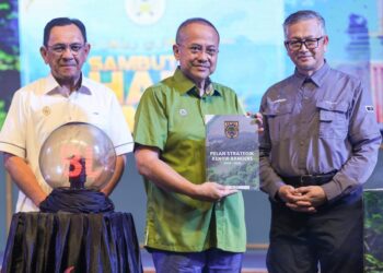 AHMAD Samsuri Mokhtar (tengah) memegang buku Pelan Strategik Kenyir Rangers semasa merasmikan Sambutan Hari Renjer Sedunia Tahun 2026 Peringkat Negeri Terengganu di Kuala Terengganu. - UTUSAN/PUQTRA HAIRRY