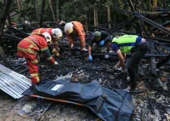 SEORANG lelaki warga emas ditemukan rentung selepas rumah yang didiaminya seorang diri terbakar di Lorong Padang Bola, Kampung Gong Lingai, Kuala Terengganu. - UTUSAN/PUQTRA HAIRRY