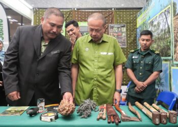 AHMAD Samsuri Mokhtar (tengah) melawat reruai pameran semasa hadir pada Sambutan Hari Renjer Sedunia Tahun 2026 Peringkat Negeri Terengganu di Wisma Darul Iman, Kuala Terengganu. - UTUSAN/PUQTRA HAIRRY 