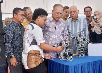 WAN Rosdy Wan Ismail (tengah) melihat demonstrasi robotik yang  ditunjukkan oleh pelajar selepas Majlis Sambutan 50 Tahun Politeknik Sultan Haji Ahmad Shah (Polisas) di Kuantan, Pahang.