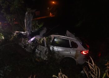 KEADAAN kenderaan utiliti sukan (SUV) jenis BMW X5 yang remuk selepas dipercayai melanggar sebuah motosikal di laluan Kuantan-Johor Bahru berhampiran Pantai 7, Tanjung Gemok, Rompin, Pahang. - IHSAN PDRM ROMPIN